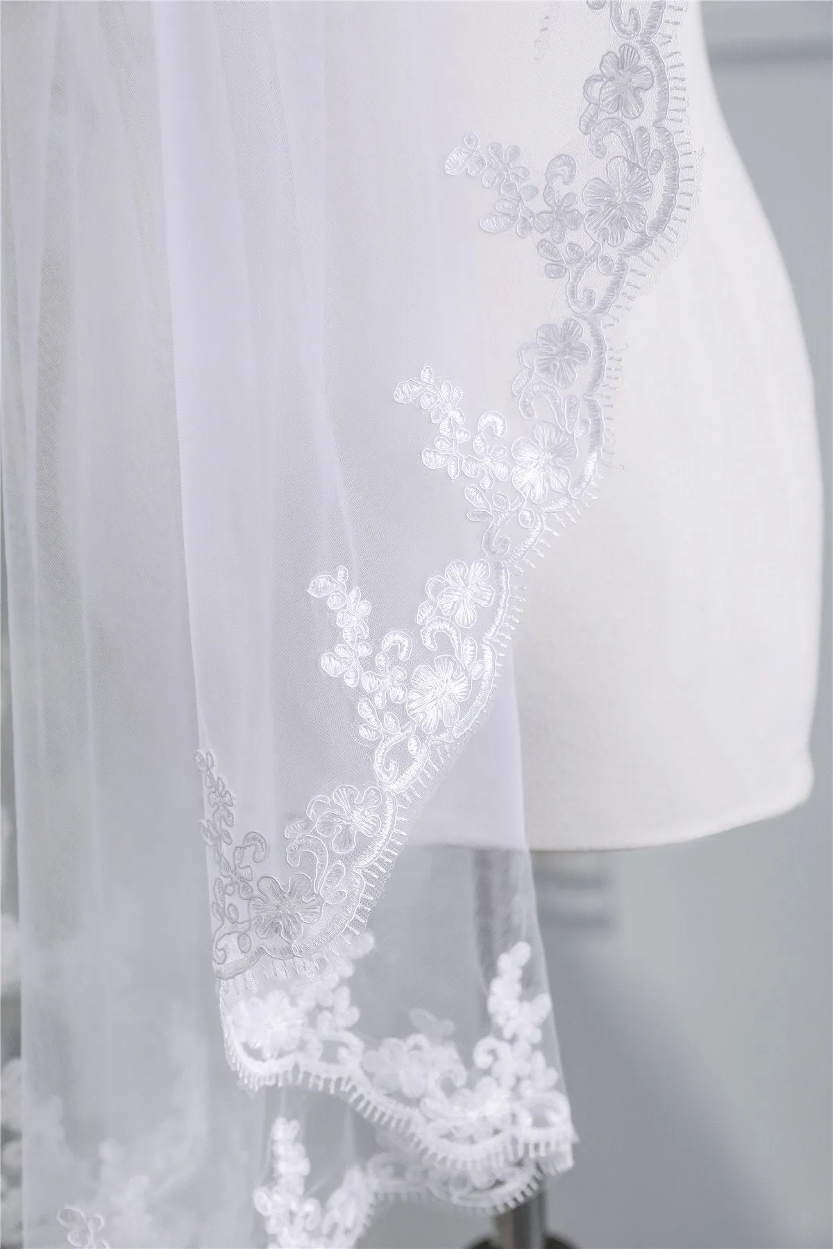 Voiles de Mariage 1 couche Bord en dentelle Tulle Voile de mariée longueur bout des doigts Appliqué TS9007