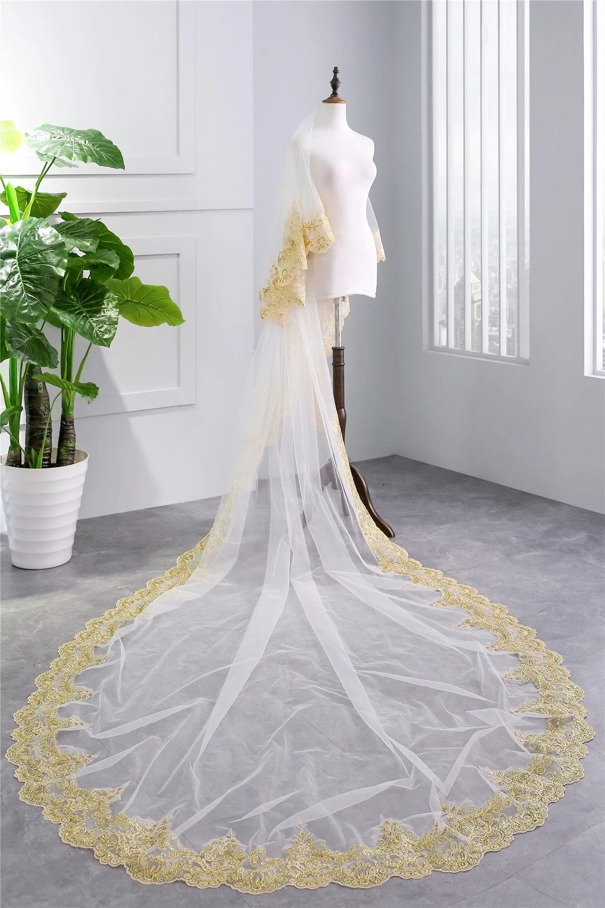 Voiles de Mariage 2 couches Tulle Bord en dentelle Voiles de mariée cathédrale Or Appliqué TS91023